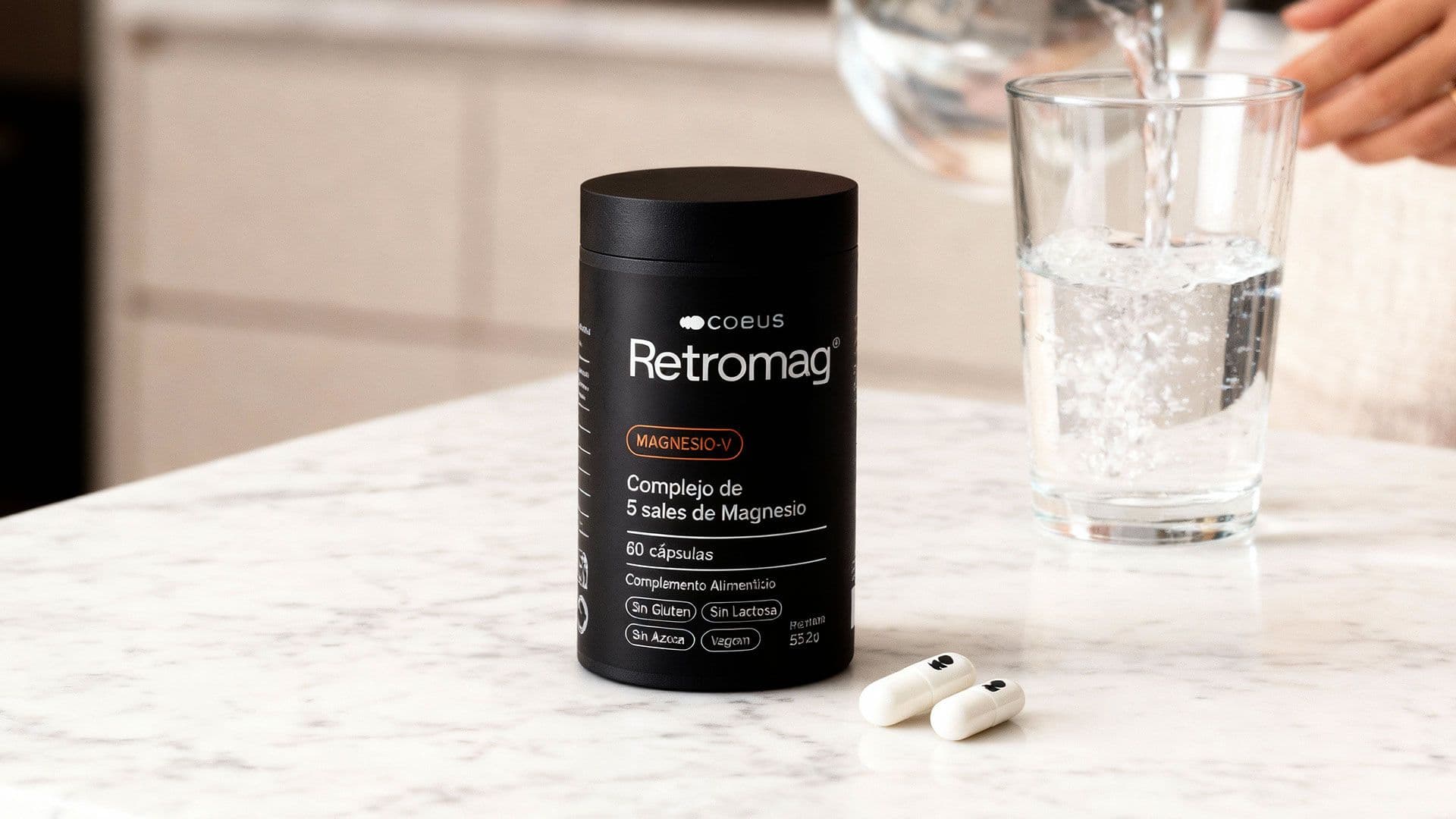 Bote de RETROMAG de COEUS sobre una mesa con un vaso de agua y cápsulas de magnesio, representando el cuidado diario de la energía y el descanso