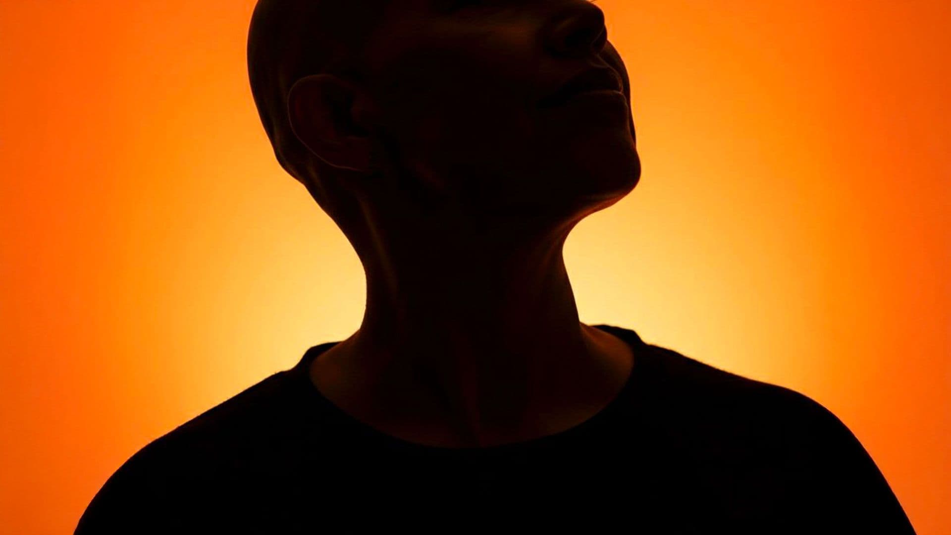 Silueta de una mujer iluminada por luz cálida, representando una historia personal de conciencia, tiempo y decisión de cuidarse con RETROMAG