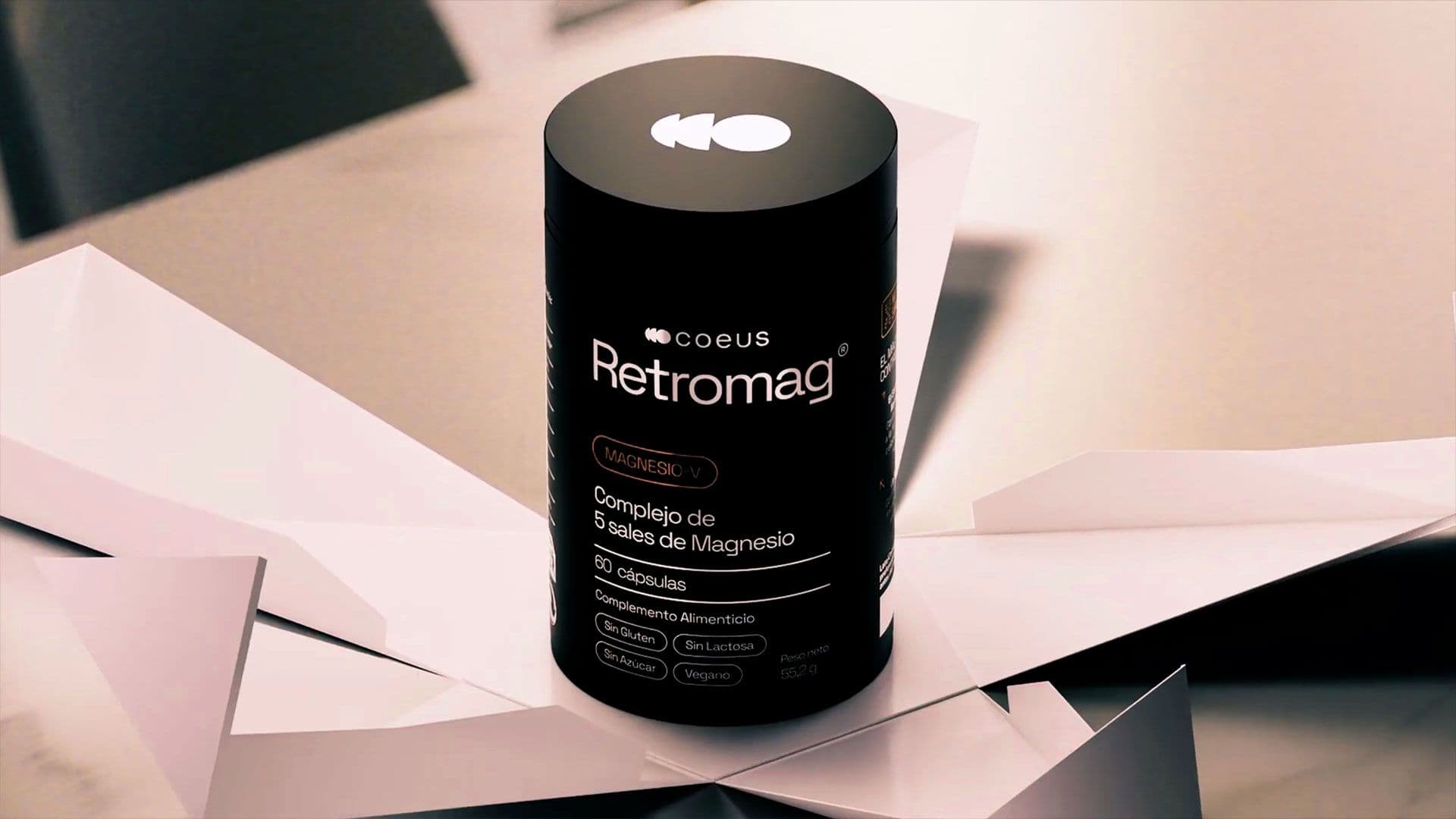 Bote de RETROMAG de COEUS Supplements™ sobre estructura geométrica en forma de flor, representando diseño, tiempo y experiencia de longevidad