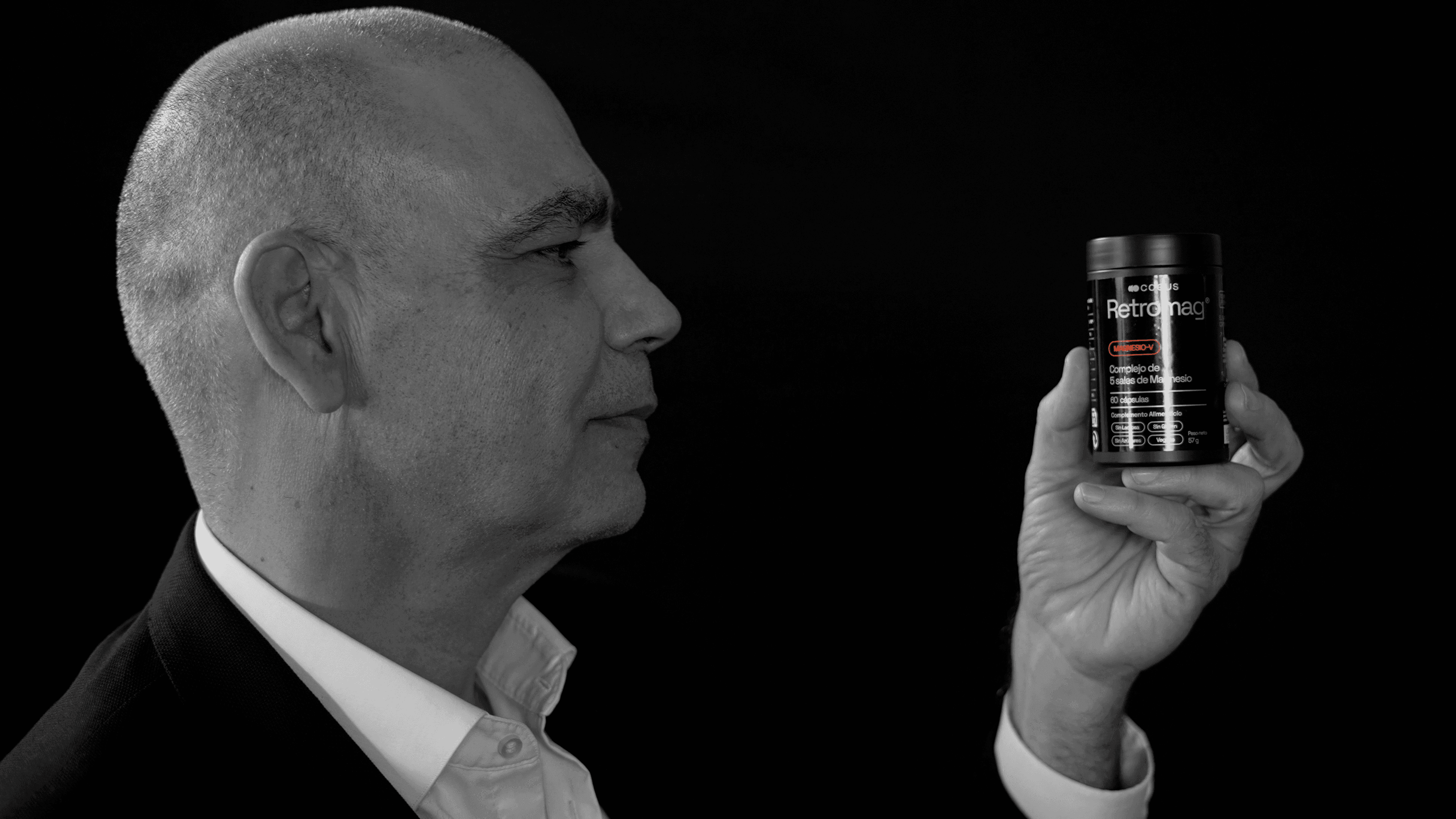 Nacho Abad sosteniendo un bote de Retromag